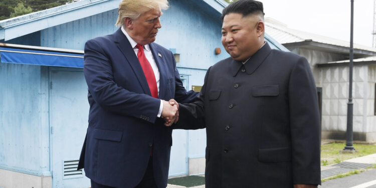 Tramp i Kim se rukovali u demilitarizovanoj zoni Korejskog poluostrva (FOTO/VIDEO)