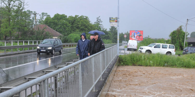 Kraljevo: Prekinut saobraćaj, ne rade vrtići i škole