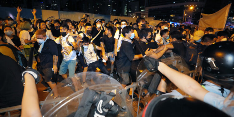 Protesti u Hong Kongu, policija koristila biber sprej