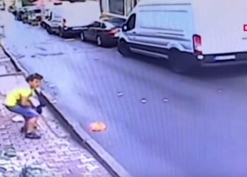 Tinejdžer uhvatio dete koje je palo sa drugog sprata (VIDEO)