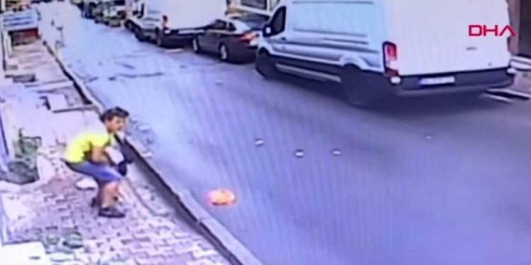Tinejdžer uhvatio dete koje je palo sa drugog sprata (VIDEO)