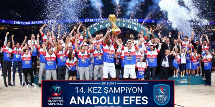 Efes slavi prvu titulu posle 10 godina