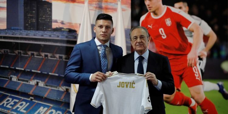 U sakou i plavoj kravati: Jović potpisao ugovor sa Realom!
