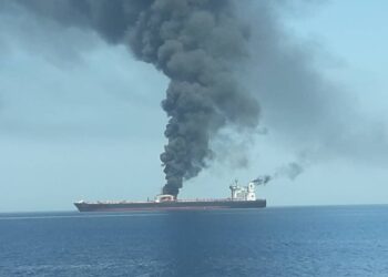 SAD objavile snimak kako Iran navodno uklanja minu s tankera (VIDEO)