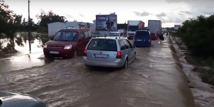 Potopljen deo Ibarske magistrale (VIDEO)