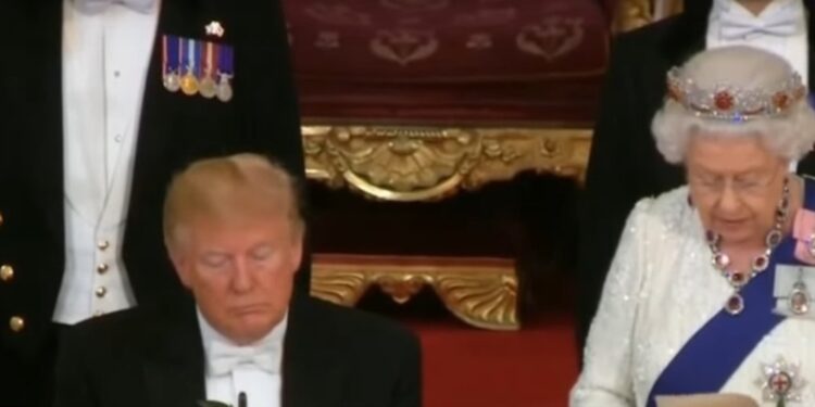 Kraljičin govor uspavao Trampa (VIDEO)