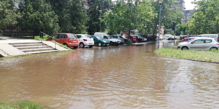 Stanari ulice Palmira Toljatija okruženi vodom (FOTO, VIDEO)