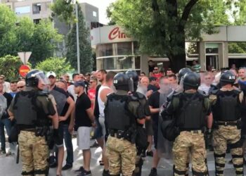 Demonstranti gađali Čovića, ima povređenih (VIDEO)