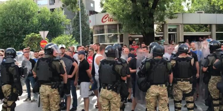 Demonstranti gađali Čovića, ima povređenih (VIDEO)