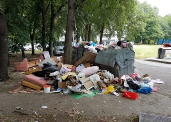 Horor na Novom Beogradu: Đubre zatrpalo vrtić! (FOTO)