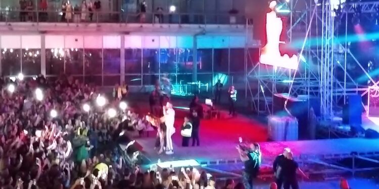 Poljubac na sceni i rekord u posećenosti Relje Popovića (FOTO, VIDEO)