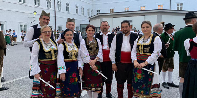 Baklje i u rukama Srba
