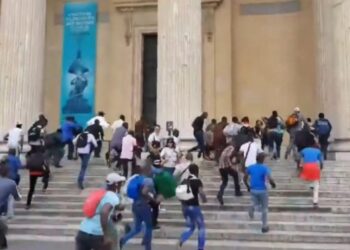 Pariz: Policija uklonila migrante koji su “okupirali” Panteon (VIDEO)