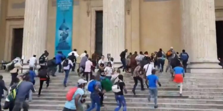 Pariz: Policija uklonila migrante koji su “okupirali” Panteon (VIDEO)