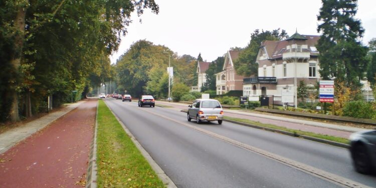 Zanimljiva ideja: Sipaju so da ohlade asfalt (FOTO)