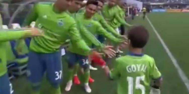 Dečak koji boluje od leukemije pozvan da brani za omiljeni klub (VIDEO)