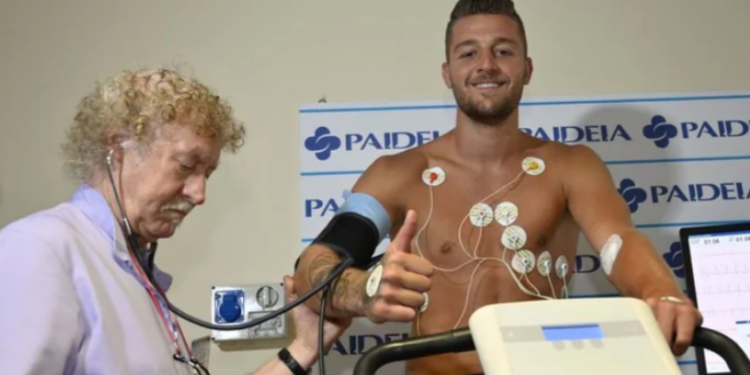 Sergej došao na medicinske preglede, navijači jurišali ka njemu (FOTO)