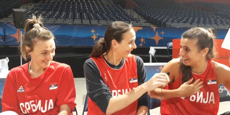 „Showtime“ srpskih košarkašica – Sonja Petrović u ulozi voditelja (VIDEO)