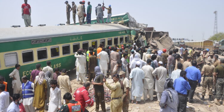 Pakistan: Sudar vozova, u bolnicama vanredno stanje (FOTO)