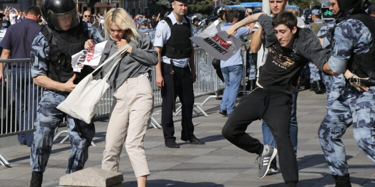 Sukob policije i demonstranata u Moskvi, uhapšeno više stotina ljudi (FOTO, VIDEO)