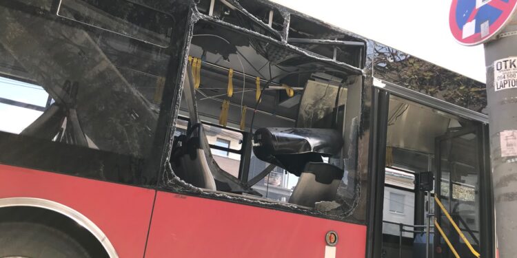 Eksplozija u autobusu, pet osoba povređeno, žena s težim povredama glave (FOTO)