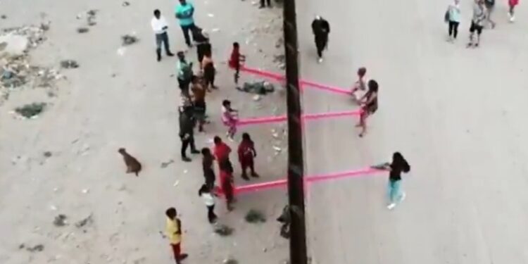 Zbog čega su postavljene roze klackalice na granici između Meksika i SAD? (VIDEO)