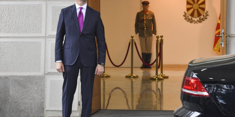 Ambasador Izraela izveo stoj na jednoj ruci pred predsednikom Severne Makedonije (FOTO)