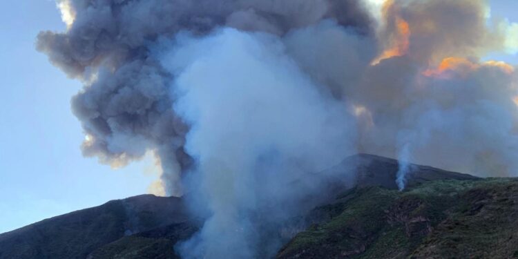 Dramatičan snimak iz Indonezije: Vulkan eruptira, ljudi u panici spasavaju gole živote (VIDEO)