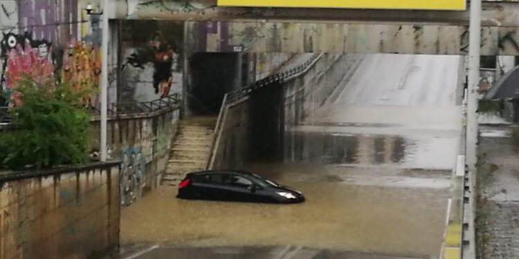 Žena poginula kada je njen auto zahvatila “pijavica”