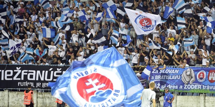 UEFA preti – Slovanova uprava moli navijače: Bez politike!