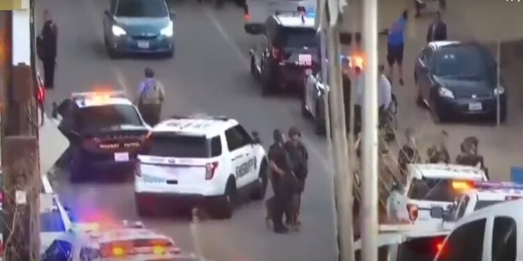 Amerika: Napadač isekao ogradu pa počeo da puca po ljudima (VIDEO)
