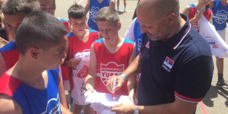 Deca na Kopaoniku pohrlila ka Saletu zbog autograma (FOTO/VIDEO)