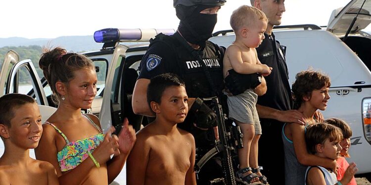 Srpski policajci izmamili dečje osmehe (FOTO)