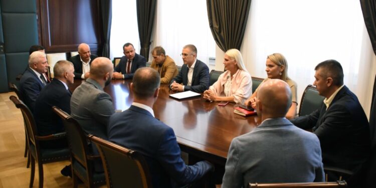 Nagrađeni policijski službenici koji su rasvetlili četvorostruko ubistvo u Jabukovcu