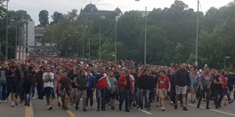 Na putu ka stadionu tuča navijača