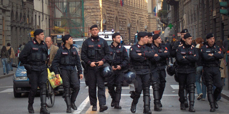 Italija: Srbin pretio nožem prolaznicima, uhapšen pa napao i policajce