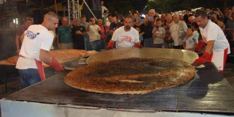 Najveća pljeskavica na svetu napravljena na Roštiljijadi u Leskovcu