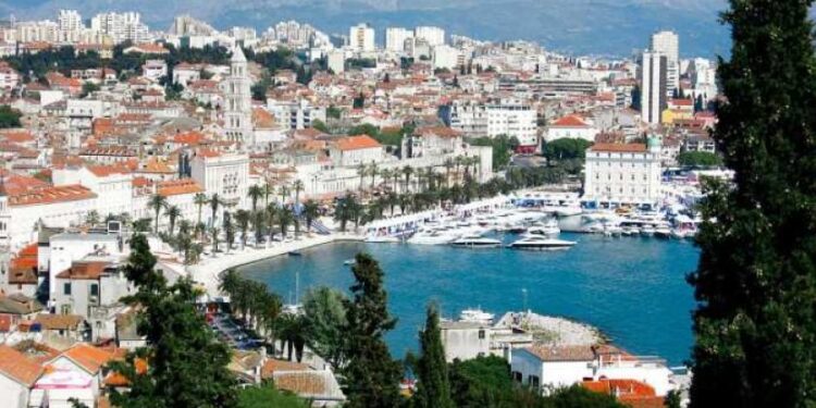Split: Ustaška trobojka na ogradi dečjeg igrališta (FOTO)