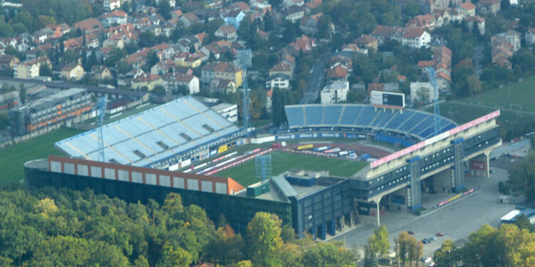 Zagreb: Dinamo postavio traktor ispred svog stadiona (FOTO)