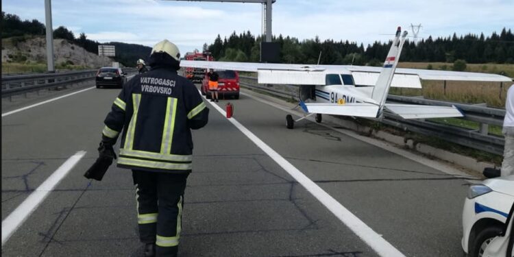 Avion sleteo na auto-put u Hrvatskoj (FOTO)