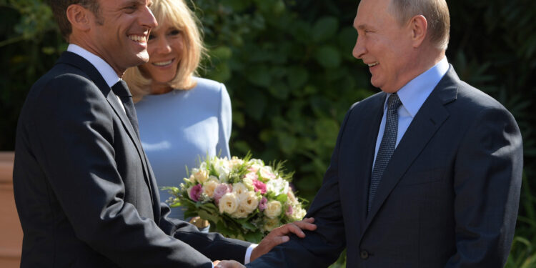 Francuski mediji: Za Makrona je Putin uvek bio poseban gost