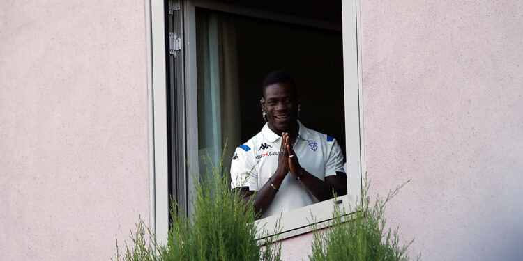 “Serenada” Brešinih tifoza pod Balotelijevim hotelskim prozorom (VIDEO)