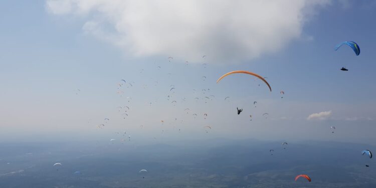 Paraglajderi šarali nebo iznad Niša (FOTO)