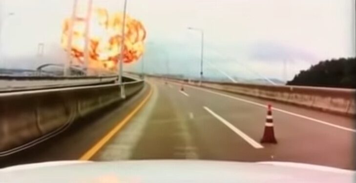 Eksplozija na brodu u obliku vatrene lopte potresla svet (VIDEO)