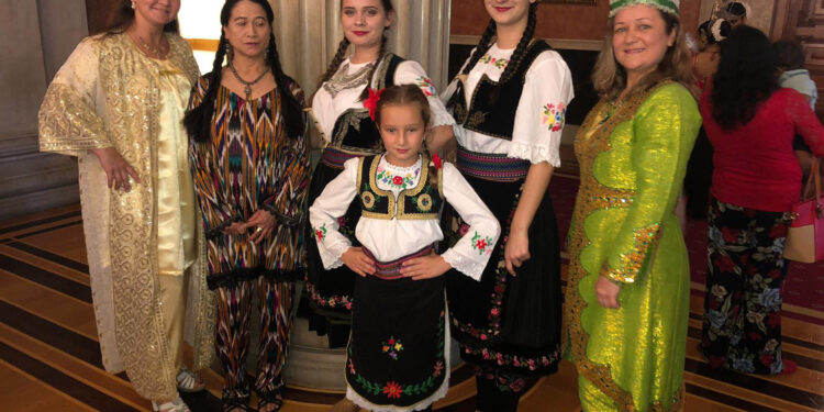Ponosno nosili srpsku nošnju
