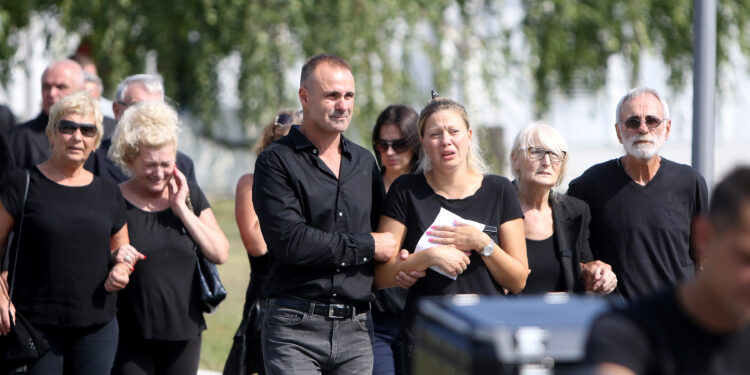 Tuga se nadvila nad Orlovačom: Dalibor Andonov Gru ispraćen na večni počinak (FOTO)