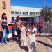 U džakovima deca i odrasli