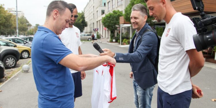 SMS i Maksimović šetali od vrata do vrata i delili karte