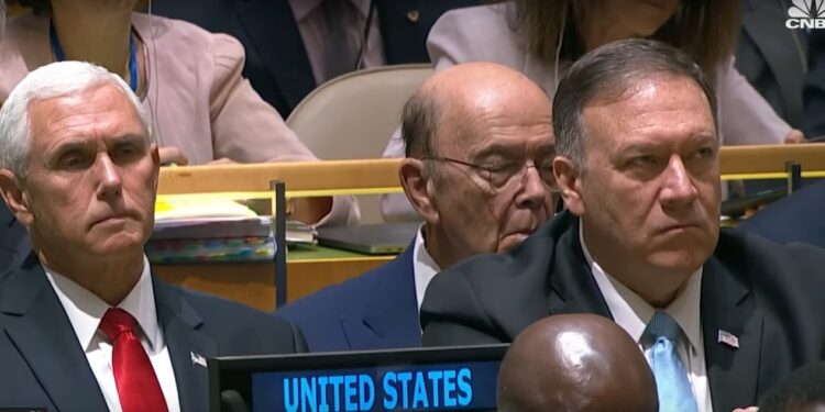 Naporno je slušati Donalda: Američki ministar zaspao za vreme Trampovog govora u UN (VIDEO)