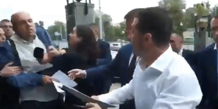Ukrajina: Portparolka predsednika odgurnula novinara (FOTO, VIDEO)